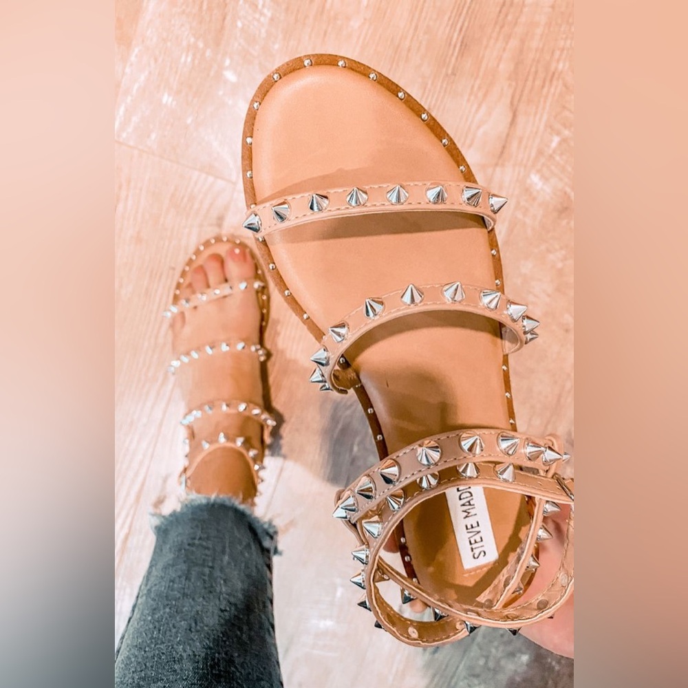 Steve Madden Transport Studded Flat Sandals – Tan – Size 5.5